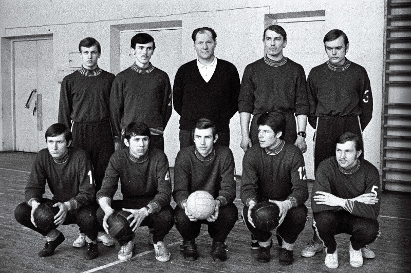 NSV Liidu noorte meistrivõistlustel võrkpallis kolmandale kohale tulnud Tallinna Spordiinternaatkooli meeskond: esireas vasakult U. Padar, R. Rebane, V. Loor, J. Rogenbaum, Ü. Leis; seisavad: R. Saare, E. Kruuger, treener R. Pundi, I. Pihela ja K. Kõrreveski.