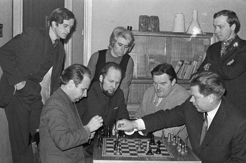 "Spordilehe" toimetuse töötajad Hermann Saarmann (vasakul) ja Endel Press toimetuses malet mängimas. Pealtvaatajad (vasakult) "Spordilehe" tehniline toimetaja Peeter Järva, Tiiu Roosmaa, Andres Pallon, Heino Kask, Aare Kreilis.