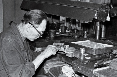 Tallinna Kunstitoodete Kombinaadi metallehistöö ateljee monteerija Arnold Sakala Tallinna IV mängude medaleid valmistamas.  similar photo