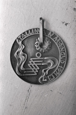 Tallinna Kunstitoodete Kombinaadi valmistatud Tallinna IV mängude medal.  similar photo