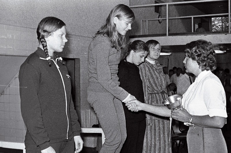 Endine ujuja Eve Maurer-Uusmees Eesti NSV meistrivõistlustel ujumises noorima vanuseklassi võitjat Svetlana Šmigirillovat omanimelise karikaga autasustamas.