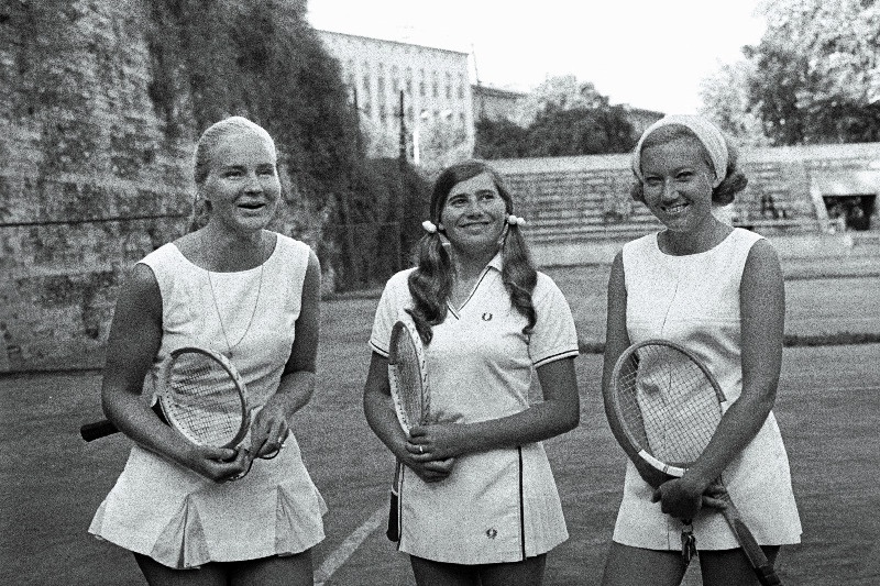 Tennisistid (vasakult) Maria Kull, Liidia Sinkevitš ja Tiiu Simson Eesti NSV 28. tennisemeistrivõistlustel.