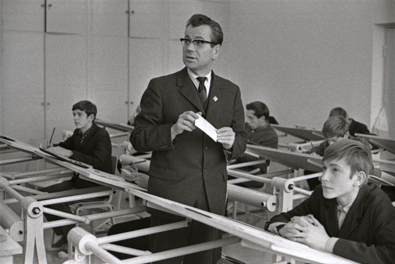 J. Gagarini nim. Näidissovhoostehnikumi õpetaja, lauatennise entusiast Matti Kallaspoolik joonestustundi andmas.