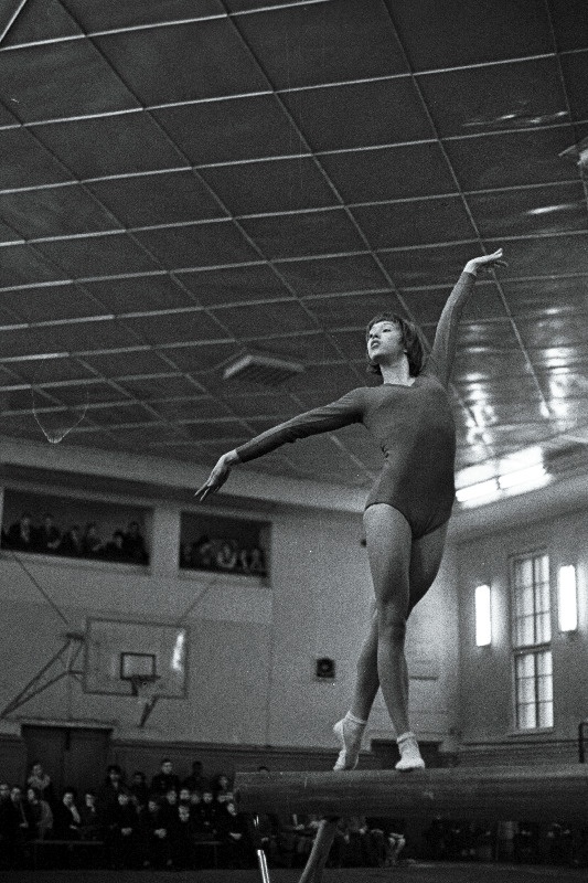 Tööjõureservlane Ülle Jäetma Eesti NSV meistrivõistlustel sportvõimlemises harjutust sooritamas.