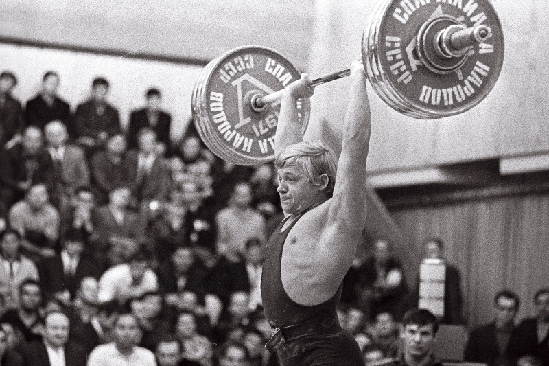 NSV Liidu rahvaste V spartakiaadil kergekaalu tõstmises 8. kohale tulnud Igor Algus.