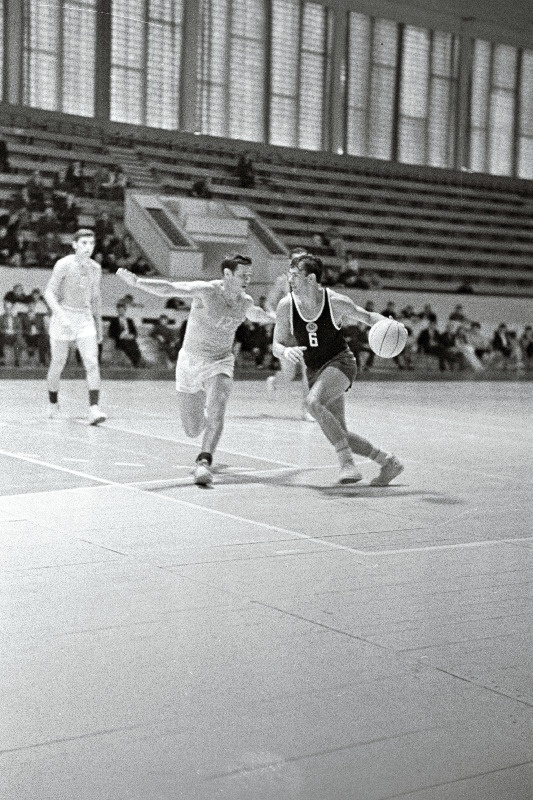 Eesti NSV ja Valgevene NSV korvpallurite vaheline kohtumine NSV Liidu rahvaste V spartakiaadil, palliga Aleksei Tammiste.