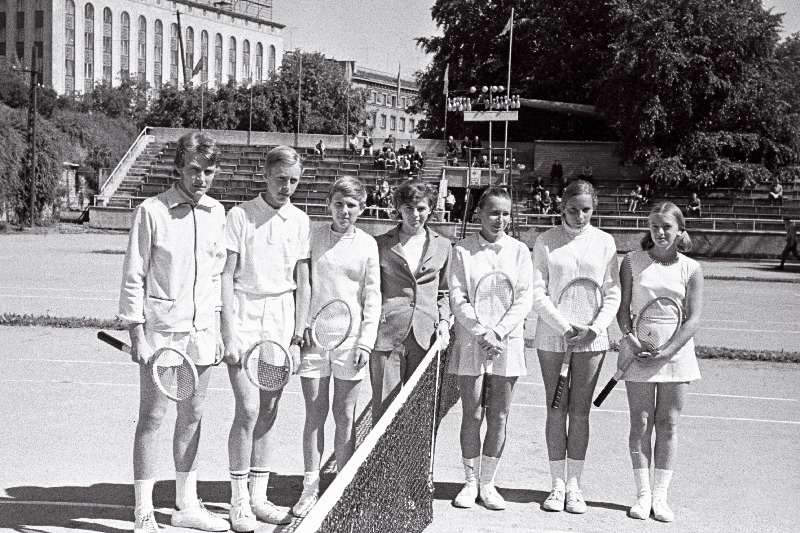 NSV Liidu noorte tennisemeistrivõistlustel hõbemedali võitnud Eesit NSV koondvõistkond (vasakult) R. Anderson, J. Kree, A. Milk, treener T. Märja, E. Komarova, K. Tubli ja A. Tahvonen.