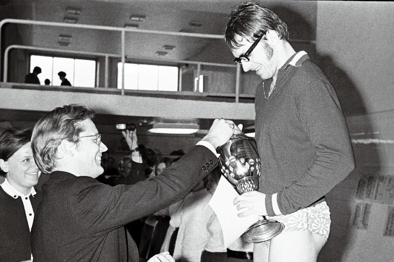 Mati Eliste 22. korda "Noorte Hääle" karikale toimunud vabariigi ujumisvõistlustel meeste klassis eriauhinna pälvinud Tõnu Meijelile rändkarikat üle andmas.