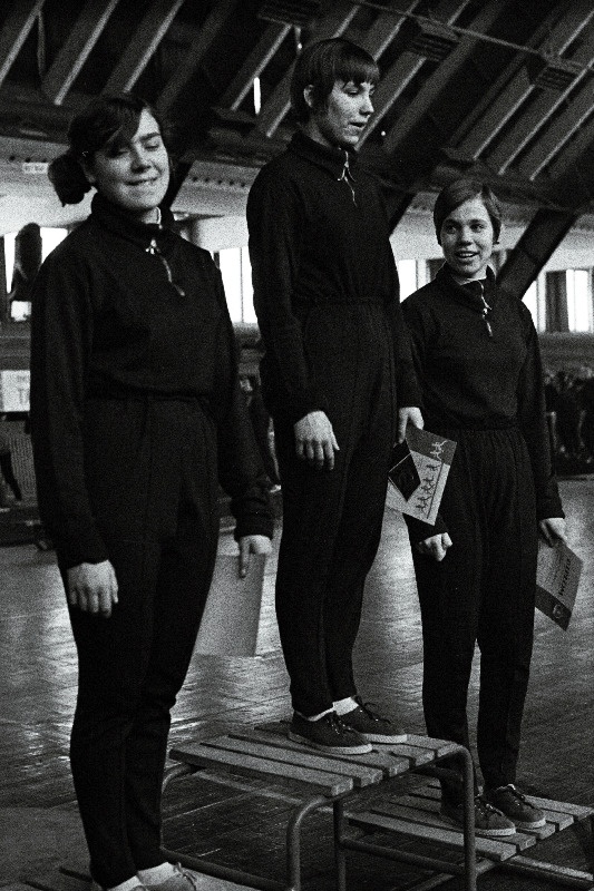 "Nooruse" talvistel kergejõustikuvõistlustel A-klassi tõkkejooksu võitjad (vasakult) Maie Laatspera, Anne Ester ja Ülle Laatspera.