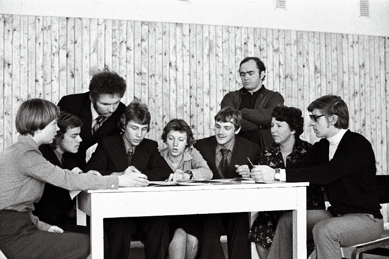 Rapla Keskkooli kehakultuurikollektiivi nõukogu liikmed (vasakult) Ülle Romulus, Jüri Sudakov, Andres Jürimaa, Kaido Tammik, Gaida Kabral, Väino Ling, kehalise kasvatuse õpetajad Olav Keskküla, Helle Stukis ning Ilmar Värk klassidevaheliste võistluste juhendit arutamas.