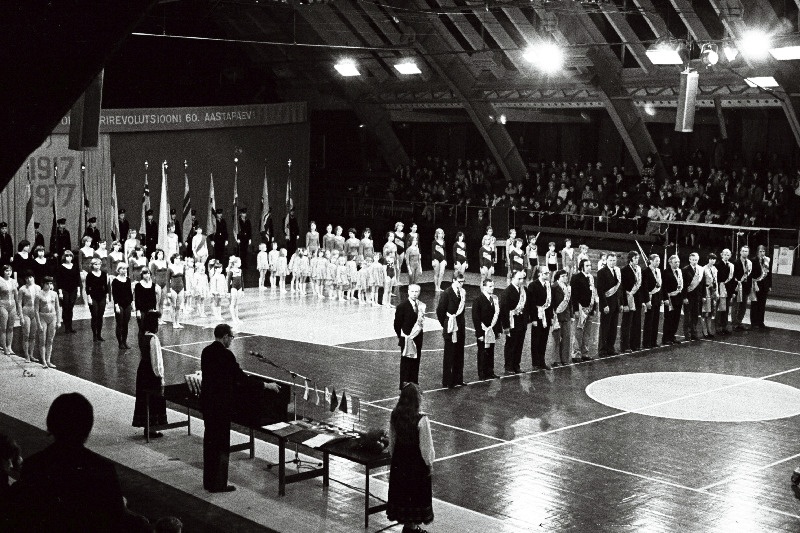 Suure Sotsialistliku Oktoobrirevolutsiooni 60. aastapäevale pühendatud piduliku spordipeo avatseremoonia "Kalevi" spordihallis.