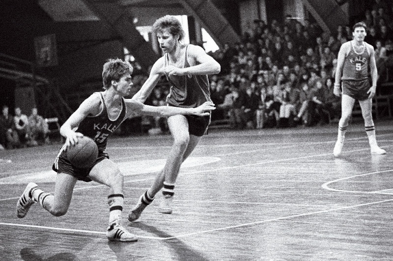 "Trudi" korvpallimeistrivõistlustel kohtuvad Tallinna "Kalev" ja Vilniuse "Statyba". Palliga Rauno Pehka. Paremal Peeter Grünthal.