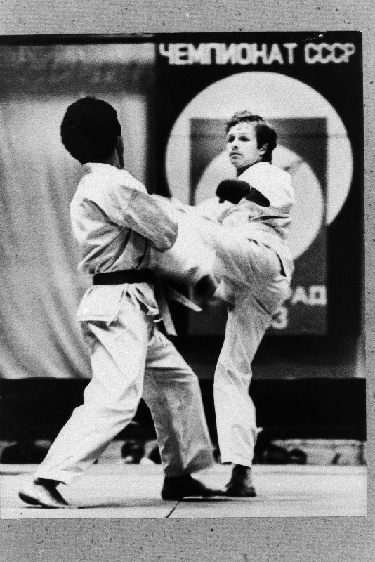 NSV Liidu karatemeistrivõistlustel NSV Liidu meistriks tulnud Andres Kaljo matil.