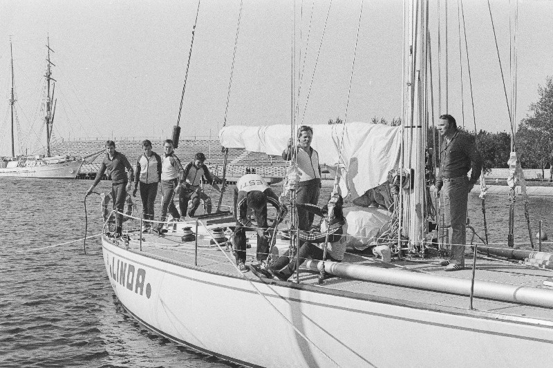 Eesti Merelaevanduse purjejaht "Linda" Pirita sadamas enne ärasõitu Inglismaa purjetajate väljaõppeühingu korraldatavale suurte laevade võistlustele minevikus tuntud klipper "Cuthy Sark" auks.