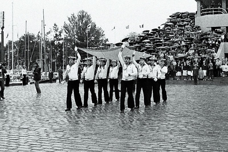 Balti laevastiku madrused NSV Liidu riigilippu kandmas 31. Balti Regati avatseremoonial.