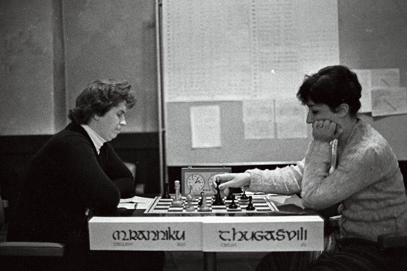 Naiste maleturniiril "Tallinn-80" mängivad Maaja Ranniku ja T.Hugašvili (paremal).