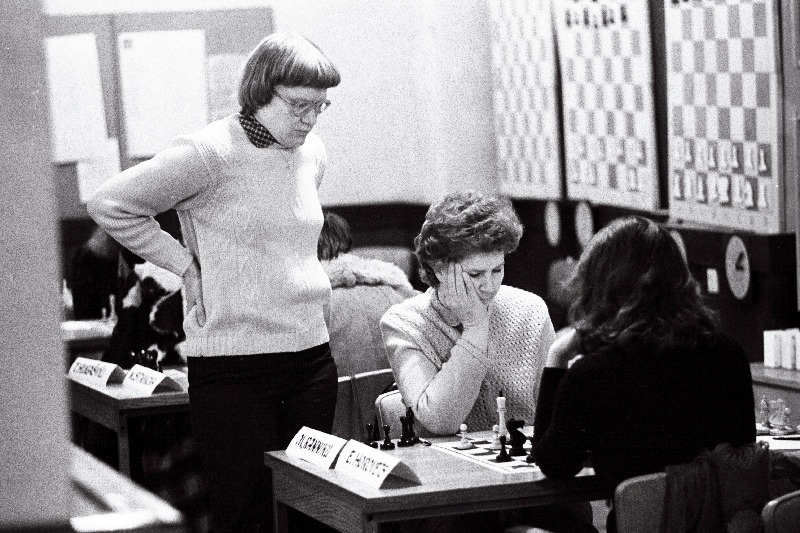 Naiste maleturniiril P. Kerese nim. Vabariiklikus Malemajas kohtuvad Maaja Ranniku (keskel) ja Elmira Horovets. Seisab Leili Pärnpuu.