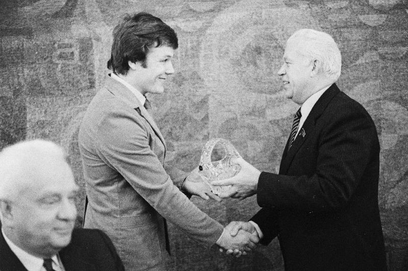 EKP Keskkomitee esimene sekretär Karl Vaino õnnitleb Eesti NSV 1982. a. parimat tehnikasportlast Jüri Raudsikut.