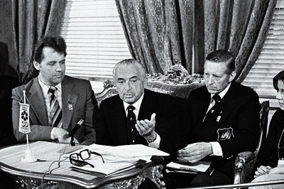 Rahvusvahelise Purjetamisliidu (IYRU) juhtkond pressikonverentsil. Vasakult: asepresident Andrei Kislov, president Beppe Croce ja peasekretär Nigel Hacking.  similar photo