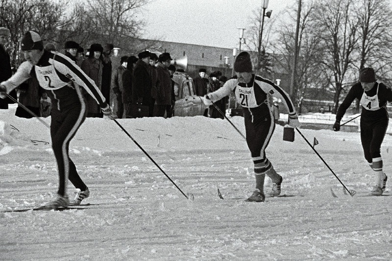 "Spordilehe" auhinnale toimunud Toomapargi suusavõistluse võitjad Uno Leist (nr.2), Valdar Krünberg (nr.21) ja Mati Albert rajal.