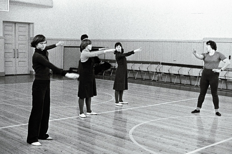 Spordimetoodikute II vabariikliku konverentsi võitja Mare Algre "Järvakandi Tehasest" töövõimlejaid juhendamas.