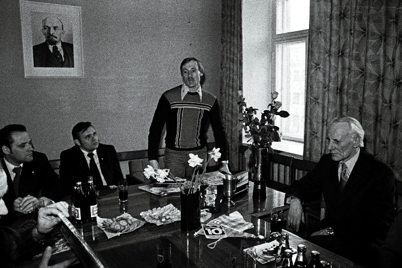 Esimese Nõukogude sportlasena Rootsi Vasaloppeti suusamaratonist osa võtnud ja viiendale kohale tulnud Uno Leist ning tema treener Heino Heljas vastuvõtul VSÜ "Kalev" Kesknõukogus.