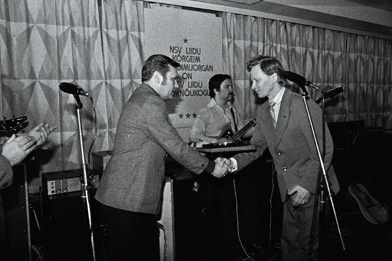 Terviselaupäevi 1978.a. edukalt läbi viinud Kohtla-Järve "Kalevi" esimeest Märt Vilti autasustab "Kalevi" Kesknõukogu esimees Tõnu Murašev.