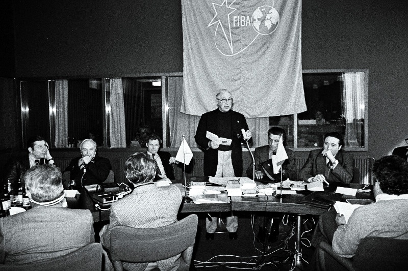 Rahvusvahelise Amatöörkorvpalli Föderatsiooni (FIBA) XXVII rahvusvahelisel kohtunike ja treenerite seminaril hotelli "Viru" konverentsisaalis võtab sõna FIBA ausekretär R. William Jones.