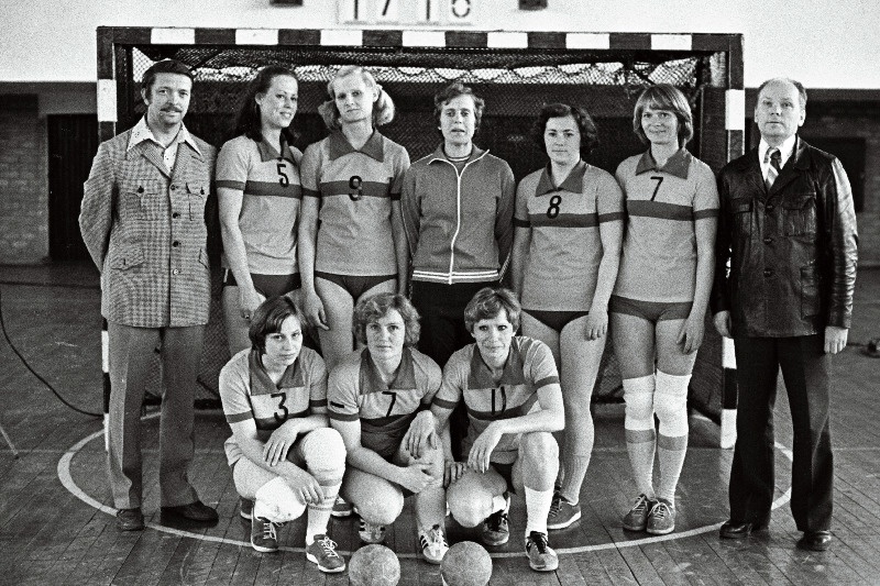 Eesti NSV 1979.a. võrkpallimeistrivõistlustel Eesti NSV meistriks tulnud Tallinna Näidislinnuvabriku naiskond: Esireas vasakult: Marje Volt, Alina Karhu, Valentina Palm; tagareas treener Valentin Beljajev, Anna Drobet, Marionella Treimann, Ester Aavik, Agnessa Handešina, Merike Tiitus ja vanemtreener Leo Häikeläinen.