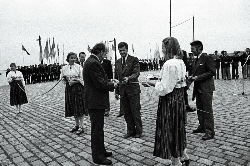 Pirita purjespordikeskuse avamisel lõikab lindi läbi Eesti NSV Ministrite Nõukogu esimehe asetäitja, Moskva olümpiamängude purjeregati organiseerimiskomitee esimees Arnold Green.
