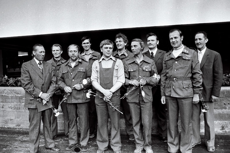 Pirita purjespordikeskuse ehitusel töötanud 1. ehitusvalitsuse autasustatud töötajad. Esireas vasakult: brigadir Vello Onna, vanemtöödejuhataja Villem Viikholm, töödejuhataja Olari Taal ja Aleksander Kaijanen, juhataja asetäitja Benno Kalev; tagareas: töödejuhataja Eino Loo, meister Tõnu Kalvik, vanemtöödejuhataja Ove Randmann, brigadir Leo Mets ja puusepp Elmar Saaremets.