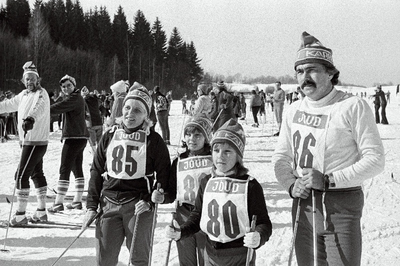 Eesti NSV IV maatalimängudel perekondade teatesuusatamises esikoha võitnud perekond Odamus.