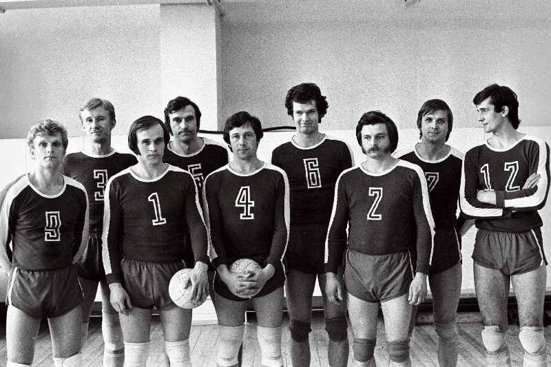 Eesti NSV võrkpallimeistermeeskond "Tallinna Autoveod" (vasakult) Laimons Raudsepp, Tiit Tammaru, Villu Kivisik, Tõnu Jago, Kalle Kukk (mängiv treener), Urmas Saar, Villu Vilberg, Peeter Apart, Jonas Adomaitis.