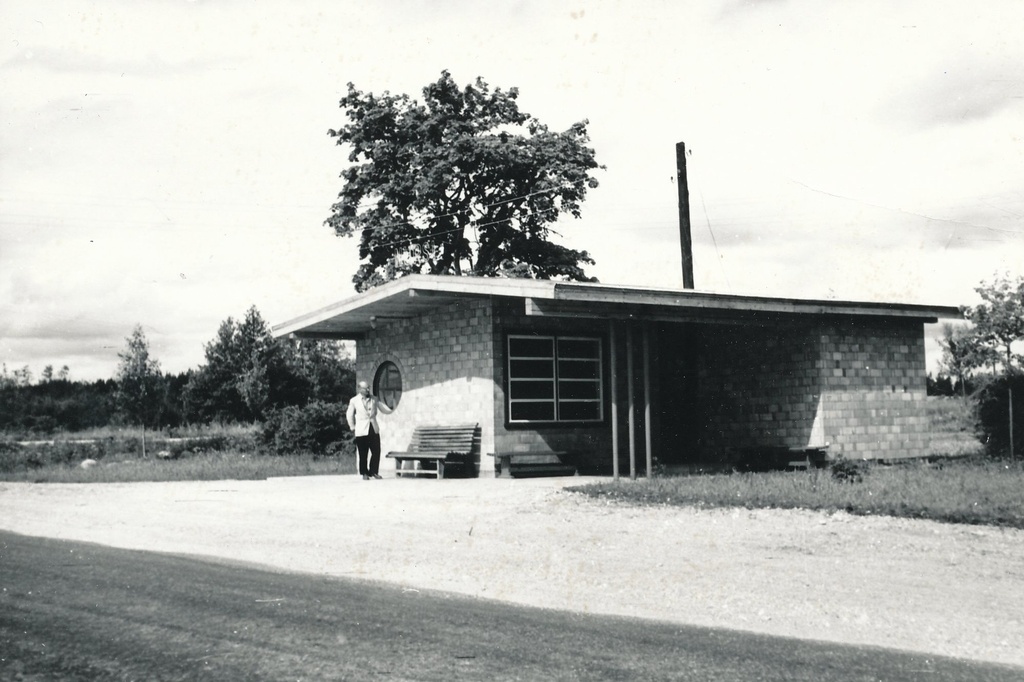 Foto. Ootepaviljon Nursi autobussipeatuses Võru - Valga maantee ääres 1963.a. Võru Teedevalitsuse insener Kaarel Laos.