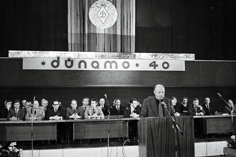 Eesti NSV "Dünamo" 40.aasatpäeva tähistamise aktusel esineb avakõnega "Dünamo" Eesti Vabariikliku Nõukogu esimees, ENSV siseminister Marko Tibar.