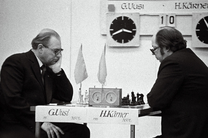 Paul Kerese 3. mälestusvõistluse maleturniiril "Tallinn 1981" mängivad malet Gunnar Uusi (vasakul) ja Hillar Kärner.