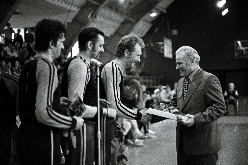 NSV Liidu teenelist treenerit võrkpallis Ivan Dratšovi õnnitlevad tema 60. a. juubeli puhul Riia "Radiotehnikise" kuuekümnendate aastate võrkpallurid.