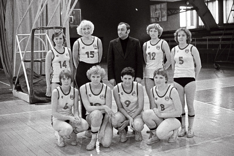 Eesti NSV 1981. a. korvpallimeisternaiskond TRÜ I (esireas vasakult): Eve Lust, Inna Saad, Galina Jelenskaja, Anne Hinnobert; (tagumises reas) Iivi Taela, Elle Lapp, treener Arnold Selge, Mare Laur, Sirje Kikas.