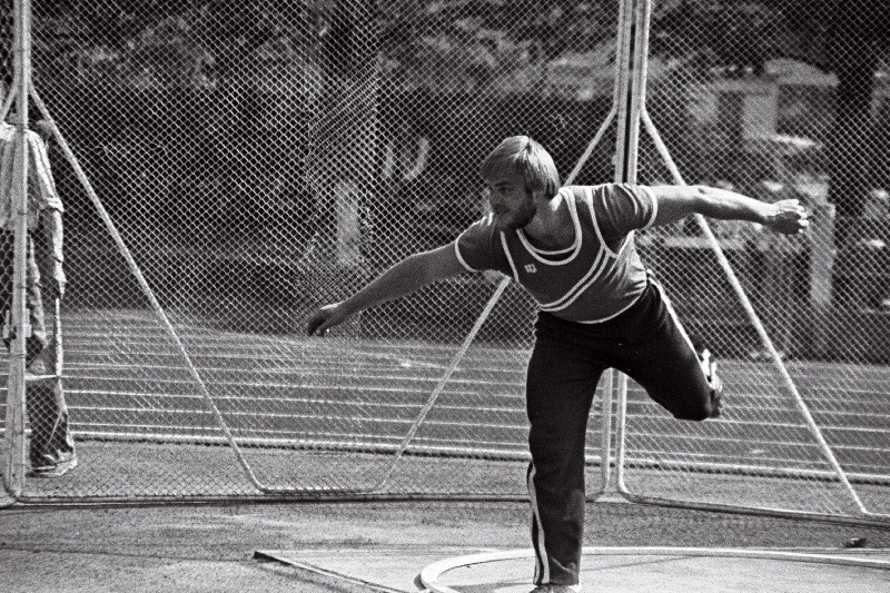 Tallinn- Tartu linnavõistlustel kergejõustikus kuulitõukes isikliku rekordi püstitanud Kalev Külv tõukel.