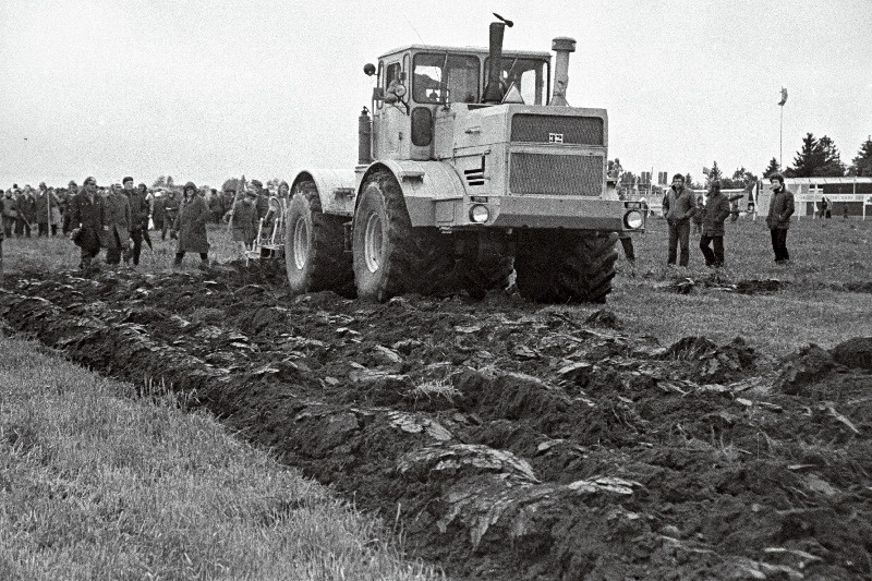 Künnivõistlus XII põllumajandustöötajate vabariiklikel kutsealavõistlustel Aburis.