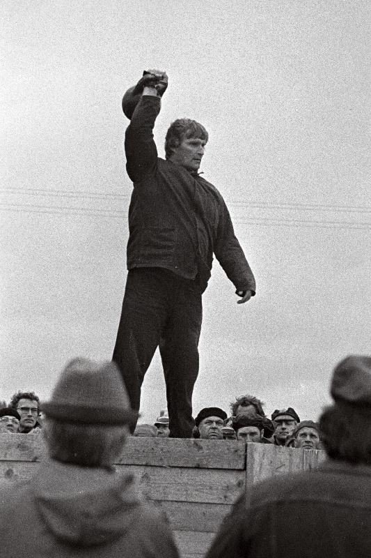 XII põllumajandustöötajate vabariiklikel kutsealavõistlustel sangpommitõstjate konkursil esikoha võitnud Tamsalu Teraviljakombinaadi töötaja Vello Läets.