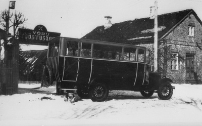 Esimene autobuss Võrus, 1928  similar photo