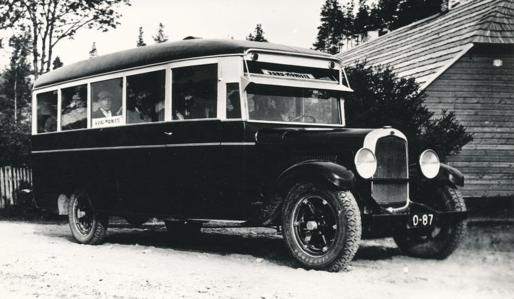 Foto (negatiiviga) Autobuss Whippet 0-87 pärast ümberehitust 1932.a.,sõitis liinil Võru-Mõniste,kuulus Jaan Tulffile.