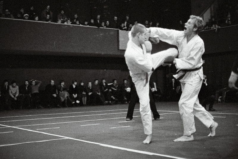 Eesti NSV 1981. a. karatemeistrivõistlustel "Dünamo" tennishallis üle 85 kg esikoha võitnud Allan Runnel (paremal) võistlushoos.