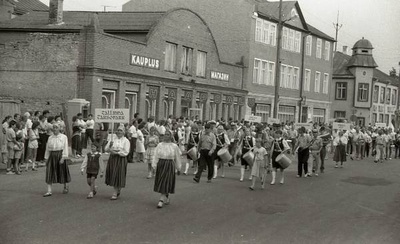 Fotonegatiiv.  V üle-eestiline Puhkpillimuusika päev Haapsalus. 1989 a. Rongkäik. Tallinna taksopargi puhkpilliorkester.  similar photo