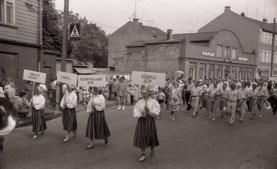 Fotonegatiiv.  V üle-eestiline Puhkpillimuusika päev Haapsalus. 1989 a. Rongkäik. Virtsu klubi, Lihula, Kuressaare kultuurimaja ning Pärnu autobussi- ja taksopargi puhkpillimängijad.  similar photo