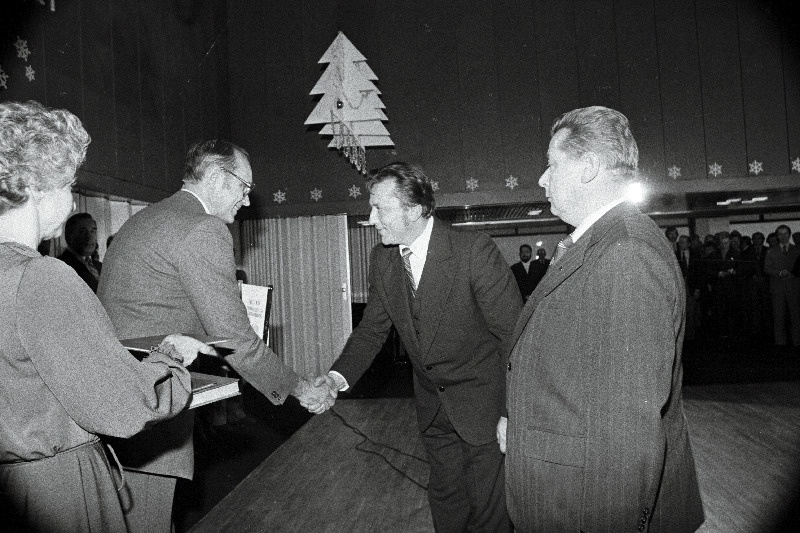 Eesti NSV 1981. a. parimae sportlaste ja treenerite austamistseremoonial Pirita purjespordikeskuses antakse autasu üle parima föderatsiooni (laskmine) esindajatele esimees Mati Margile ja vanemtreener Enn Rusile.