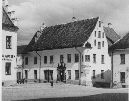 Narva. Majad raekoja platsil