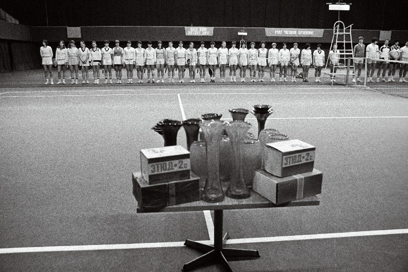 Avatseremoonia Tallinnas "Dünamo" tennisehallis 24. Eesti NSV lahtistel sisevõistlustel tennises ELKNÜ Keskkomitee rändauhindadele.