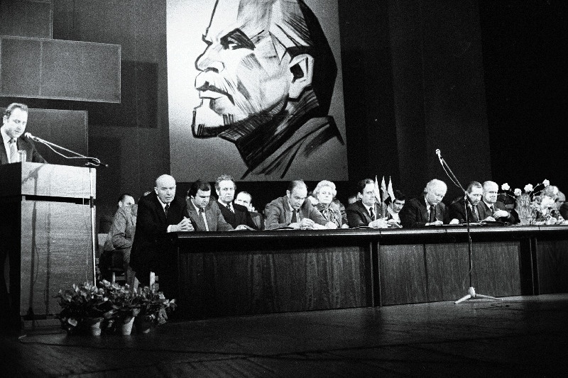 VSÜ "Jõud" konverents J. Tombi nimelises Kultuuripalees. Kõnega esineb VSÜ "Jõud" Kesknõukogu esimees Ants Saar.